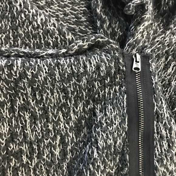 Abercrombie Kids grey zip crop sweater - Picture 3 of 3